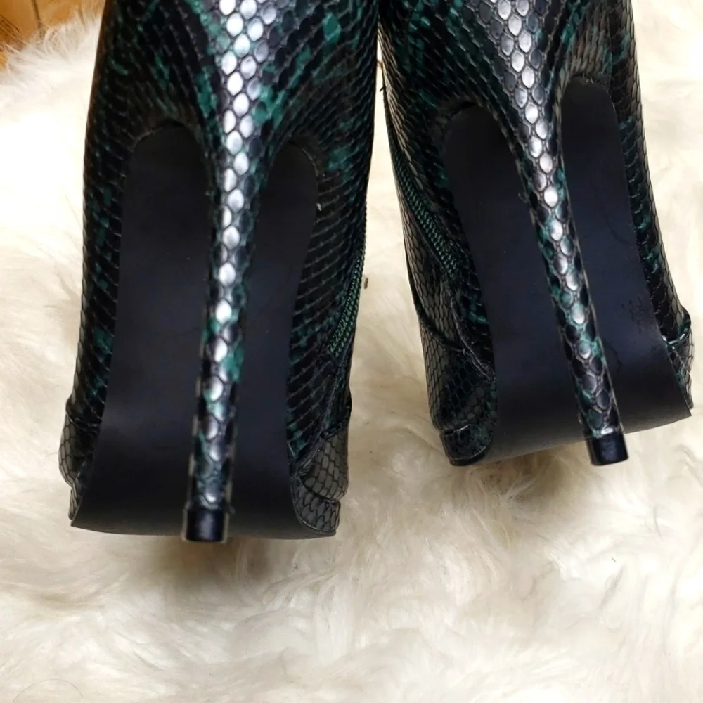 Shoedazzle Daiane Pointed-Toe Bootie 10 Ponderosa Pine green black